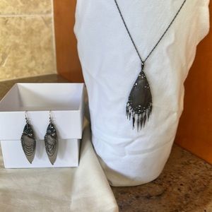 Alexis Bittar beautiful Lucite necklace in great condition & matching earrings.